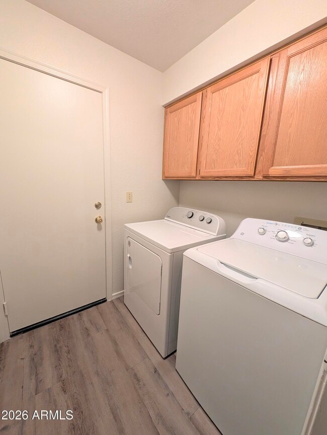 Building Photo - 2325 E Lakecrest Dr