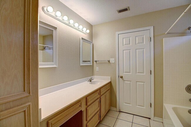 Building Photo - 3805 Julia Cir