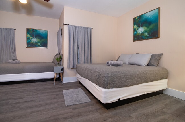 Building Photo - 321 University Ave