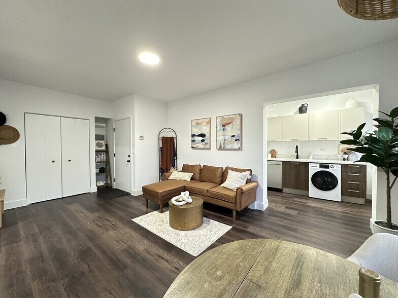 Building Photo - 1555 W Hollywood Ave