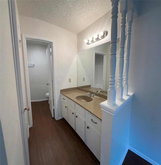 Building Photo - 605 Rollingway Dr