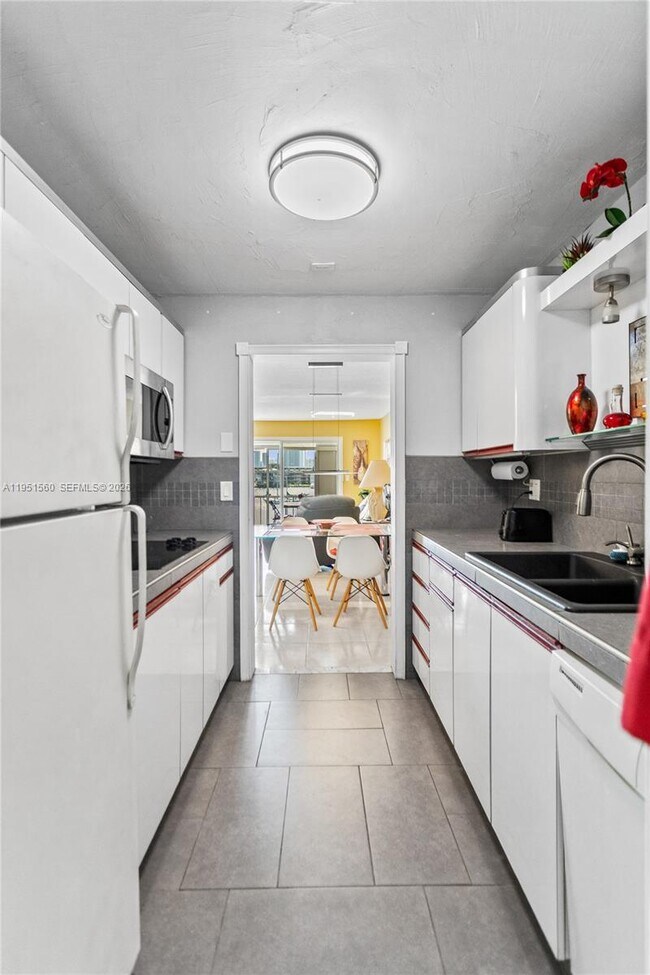 Building Photo - 2200 Diana Dr