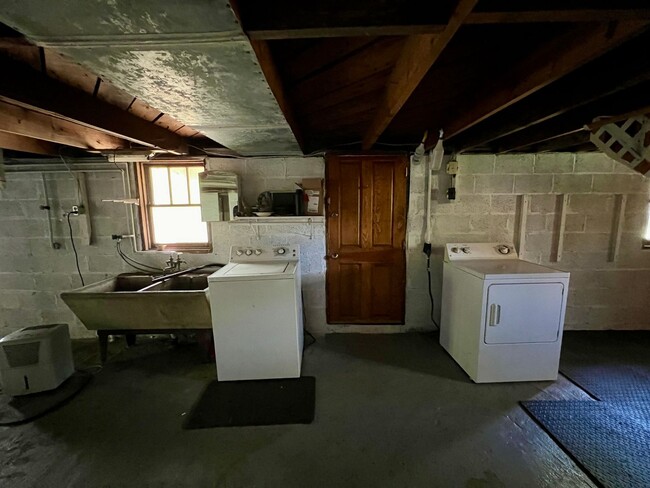 Building Photo - 3 Bedroom, 1 Bath, Nice Backyard!
