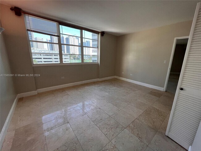 Building Photo - 825 Brickell Bay Dr