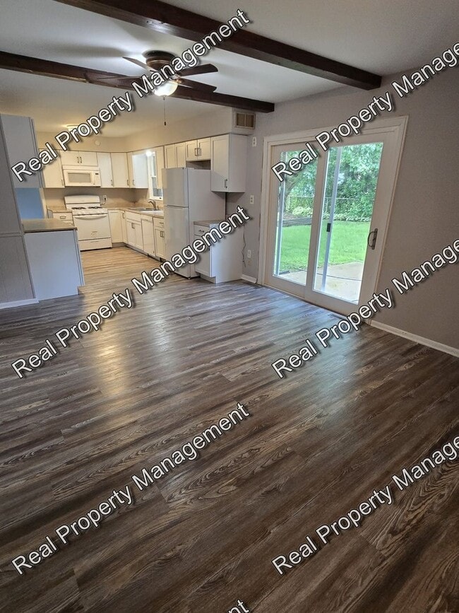 Building Photo - Large 2 Bedroom Duplex
