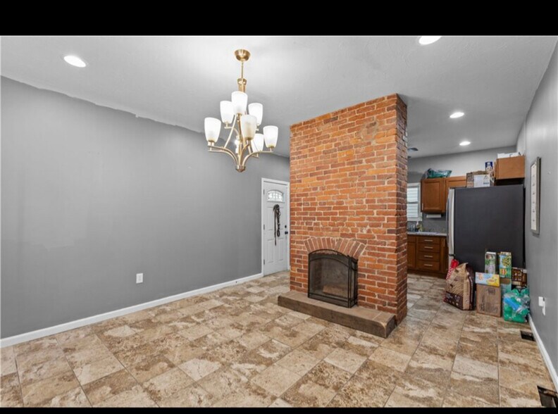 Building Photo - 376 Maple Ave