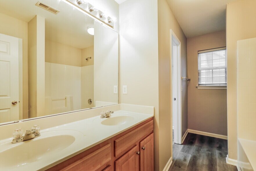 Building Photo - 9446 Dewey Dr