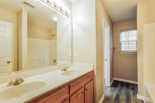 Building Photo - 9446 Dewey Dr