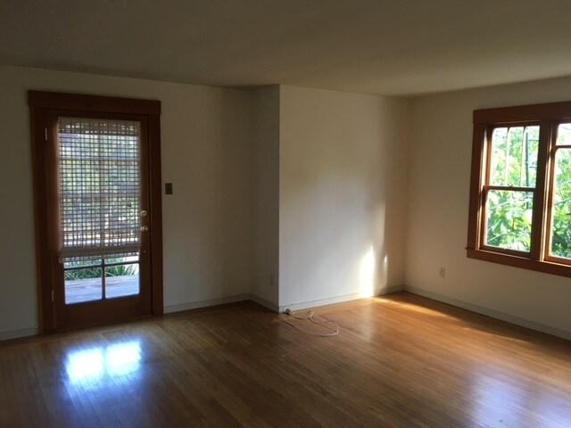 Living room, main entrance. - 43 Bishop Rd