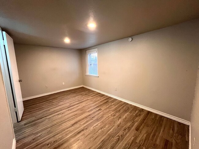 Building Photo - 2Bed/1bath Duplex in Hyde Park with Small ...