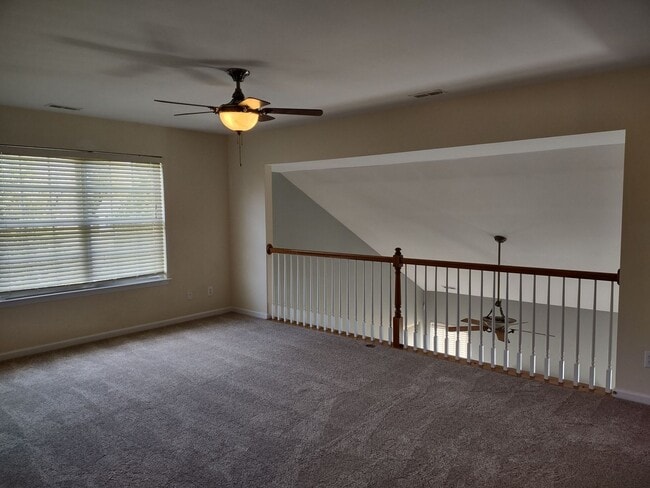 Building Photo - Beautiful move-in ready home located in th...