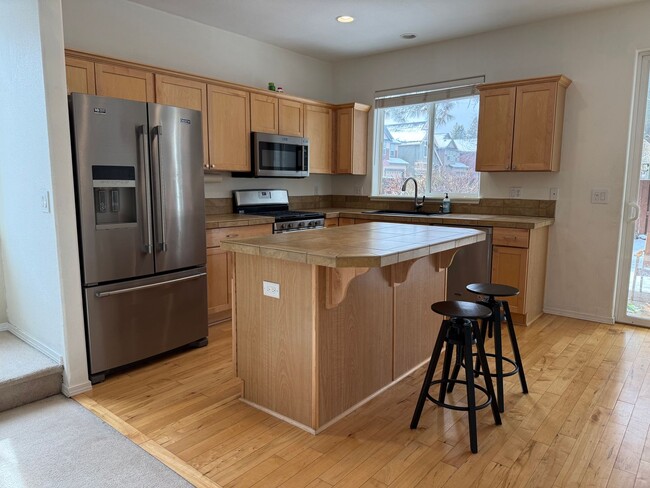 Building Photo - Beautifully Maintained 2 Bed/ 2.5 Bath - River Canyon Estates