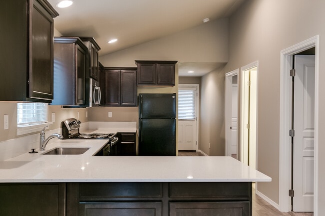 Building Photo - Beautiful 2 bedroom Home in Cottage Grove-...