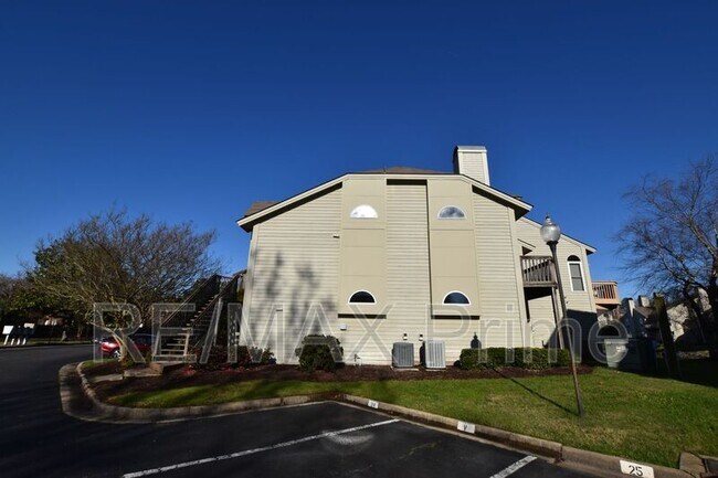 Building Photo - 525 E Lake Cir
