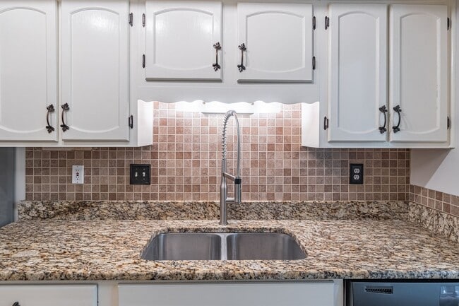 Building Photo - Welcome to this charming 2 bedroom, 2 bath...