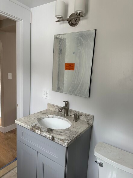 Bathroom full tub/shower - 33A Bridge St