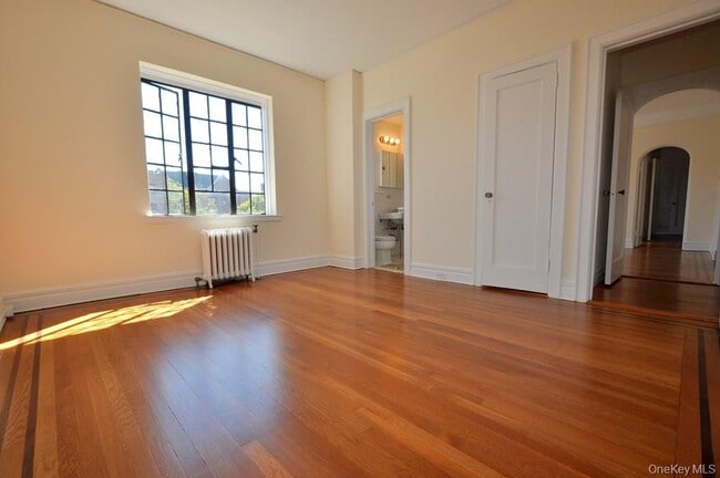 Building Photo - 155 Garth Rd