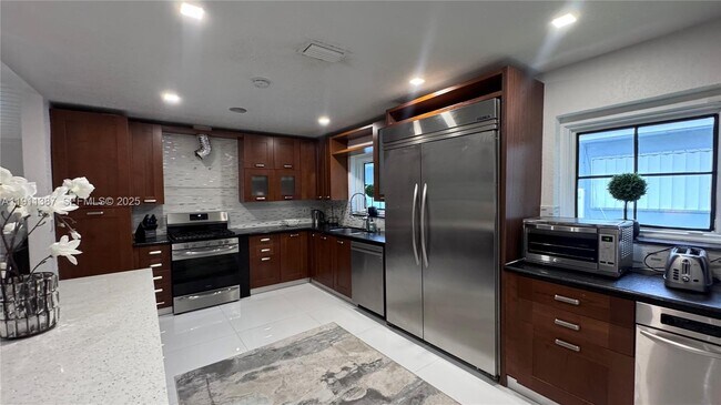 Building Photo - 1332 Van Buren St