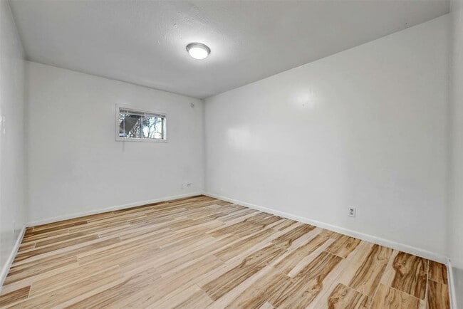 Building Photo - 810 S Center St