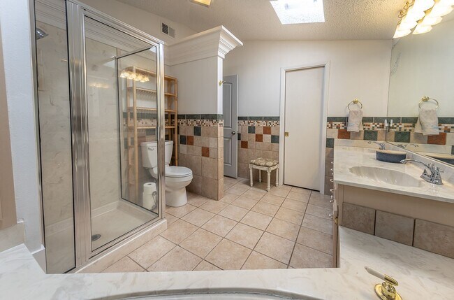 Building Photo - Stunning 4 Bed 3 Bath with a Pool!