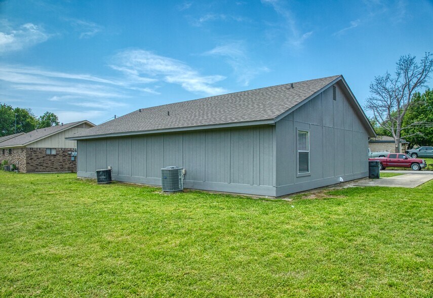 Building Photo - 2009 Interurban Blvd