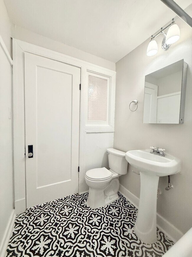 Building Photo - Adorable Downstairs Studio in Vintage 1920s Complex