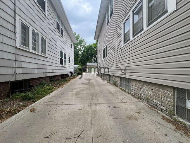 Building Photo - 3079 Meadowbrook Blvd