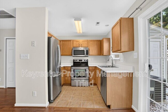 Building Photo - 104 Tannenbaum Cir