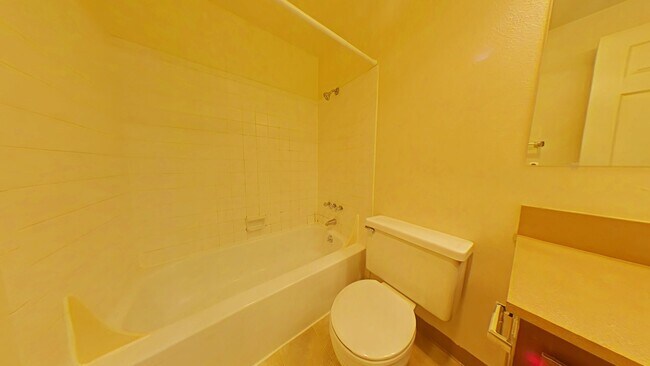 Building Photo - 2 Bedroom Duplex ~ Close to 9th Street ~ S...