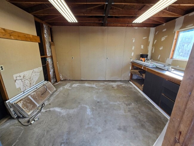 Building Photo - Spacious 3BR/2BA with Modern Upgrades, Lar...