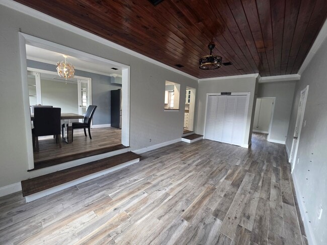 Building Photo - Spacious 5 Bedroom Home with Pool in Crystal Lake Homesites