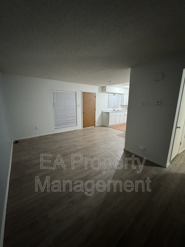 Building Photo - 1212 Chelwood Park Blvd NE