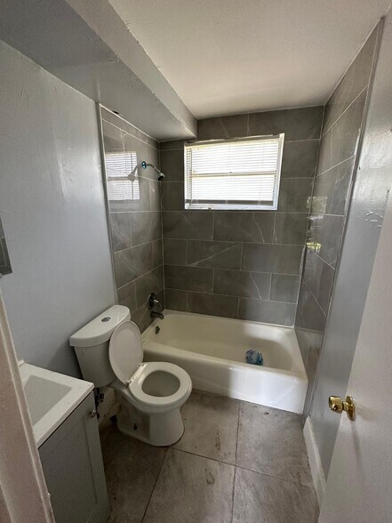 Building Photo - 1305 W 6th St