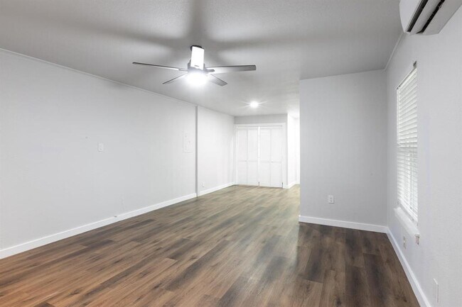 Building Photo - 1445 Hillview Ave