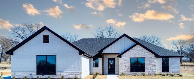 Primary Photo - HORSE PROPERTY 4/2/2 + 4 acres in Peaster ...