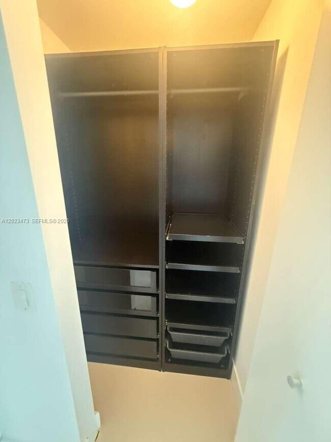 Building Photo - 1300 Brickell Bay Dr