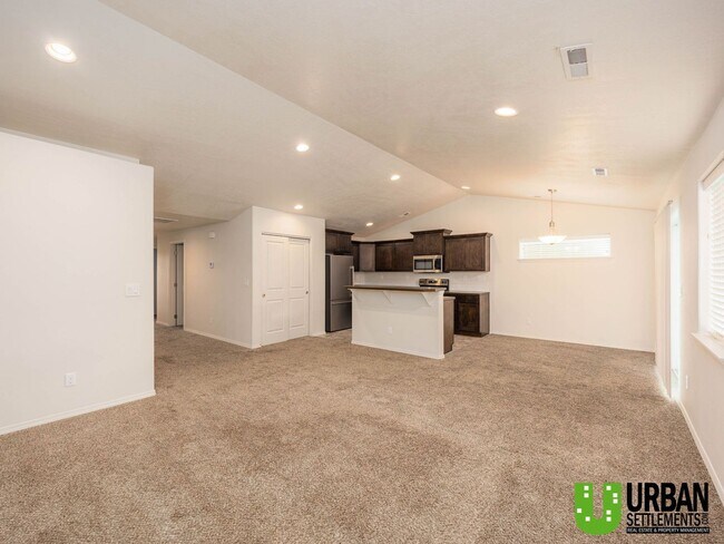 Building Photo - Beautiful Newer 3 Bedroom, 2 Bath Rancher ...