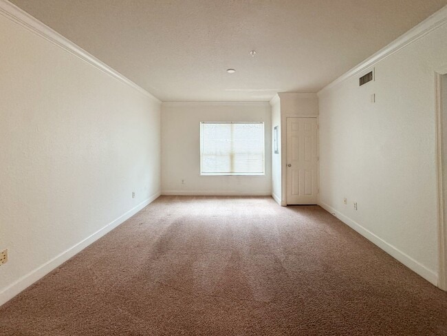 Building Photo - Perfectly priced 1/1 in heart of Downtown Orlando