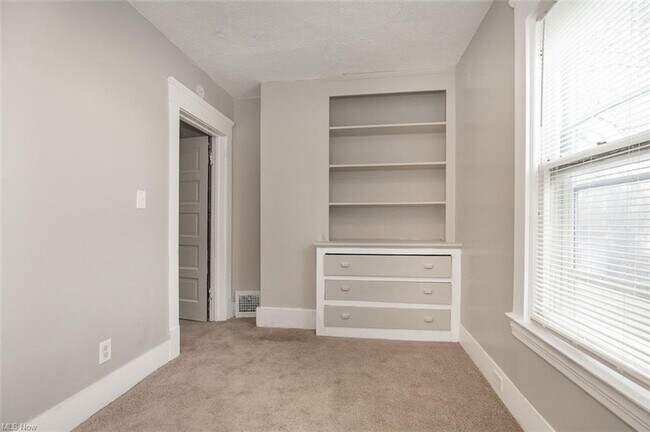 Building Photo - 5614 Drake Ave
