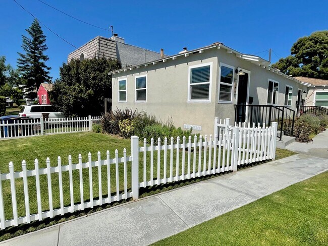 Building Photo - Large Private Yard, New Flooring & Free Laundry in Renovated 1BD