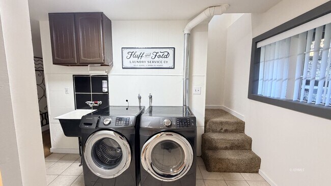 Building Photo - Large Home with Views