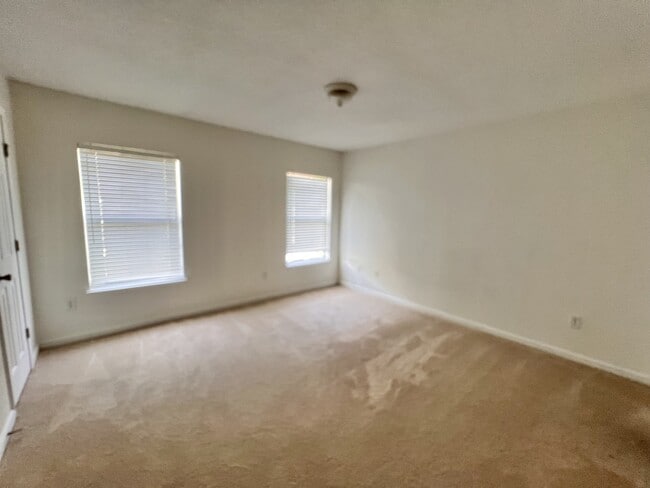 Building Photo - 302 Cherry Way