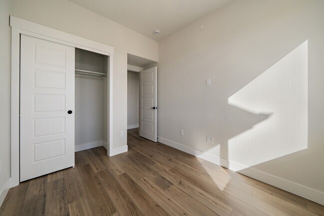 Building Photo - 10882 Lyric St