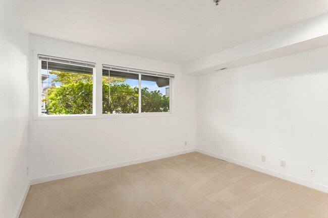 Building Photo - 3 bedroom townhome in perfect location in ...
