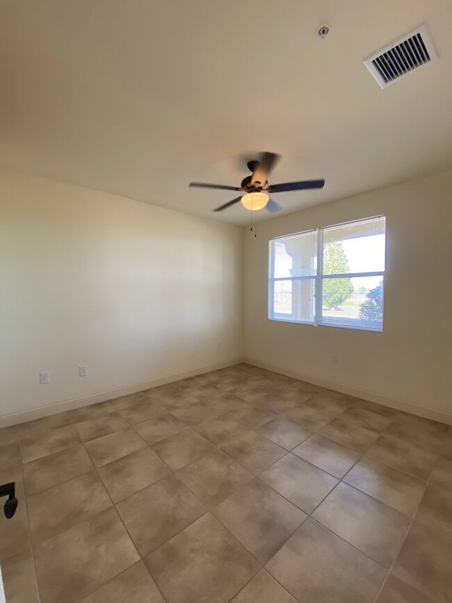 Building Photo - Spacious Davenport Townhouse