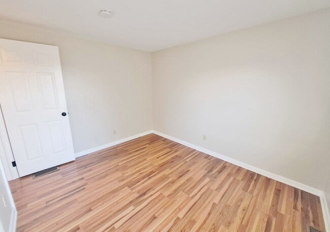 Building Photo - 3 Bed / 1-1/5 Bath Single Family Home w/Attached 2-Car Garage