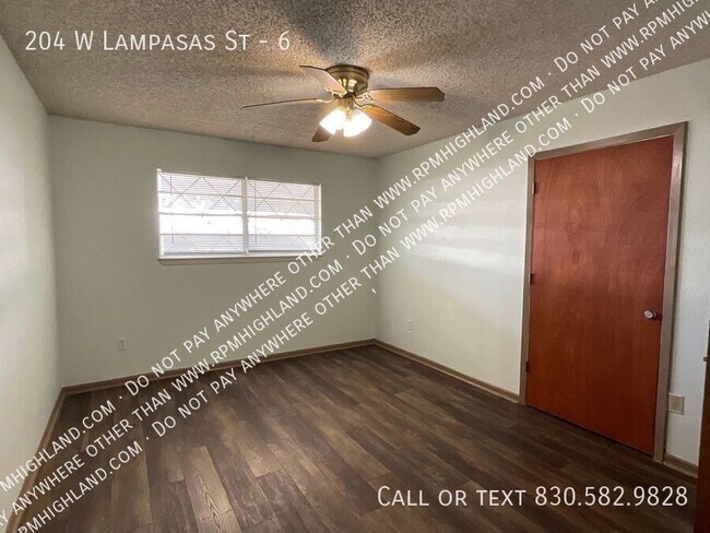 Building Photo - 204 W Lampasas St