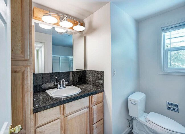 Building Photo - Edmonds 5 Bedroom 3.5 Bath Fully Fenced