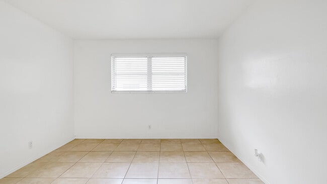 Building Photo - 711 SE 15th St