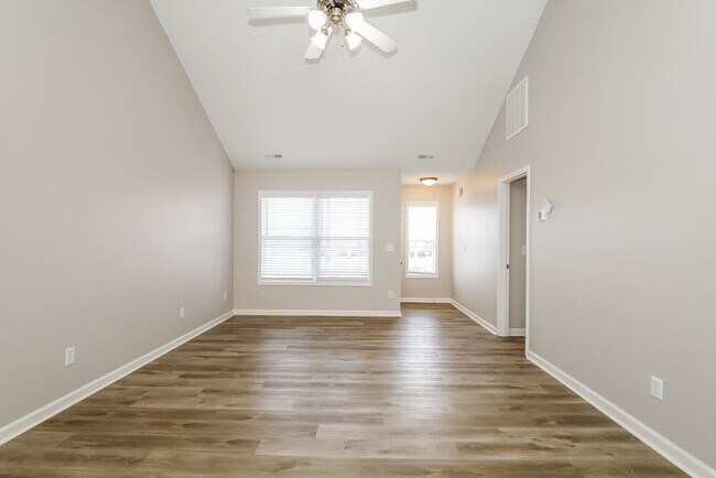 Building Photo - 449 Guiness Pl